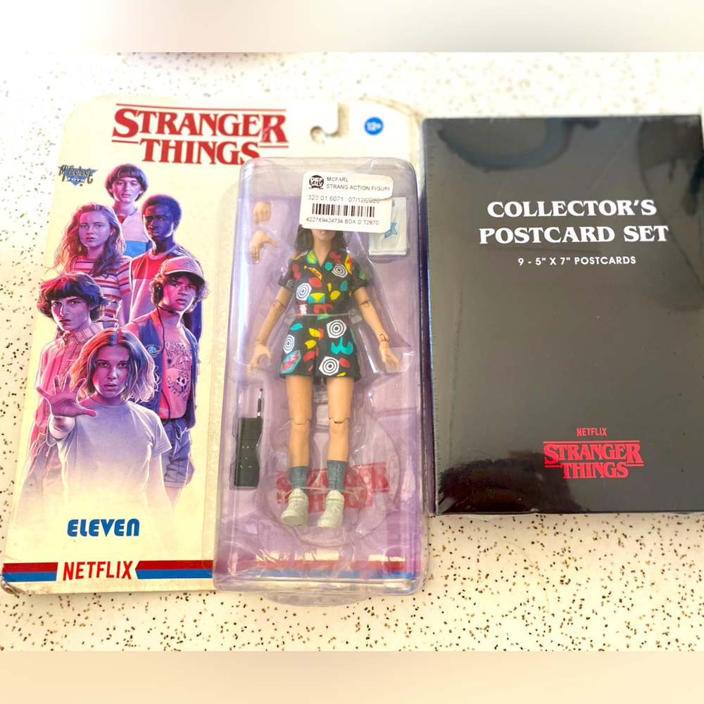 Stranger Things Postcard set & figure